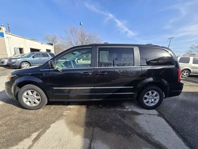 2010 Chrysler Town & Country - Image 3
