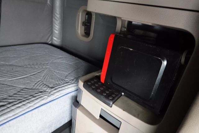 2017 Freightliner Cascadia - Image 11