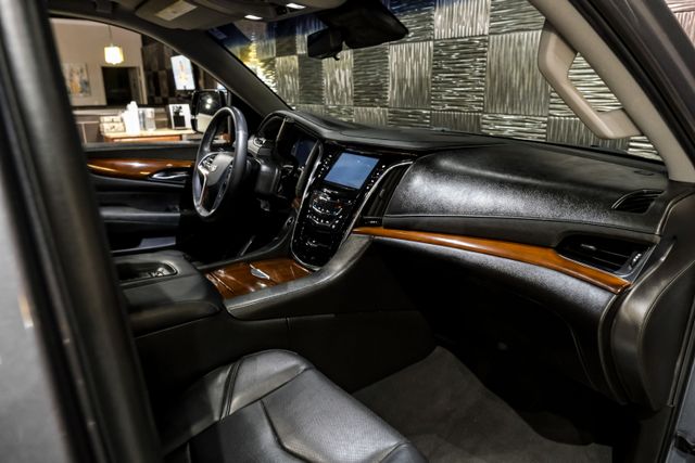 2018 Cadillac Escalade Luxury Sport Utility 4d - Image 11