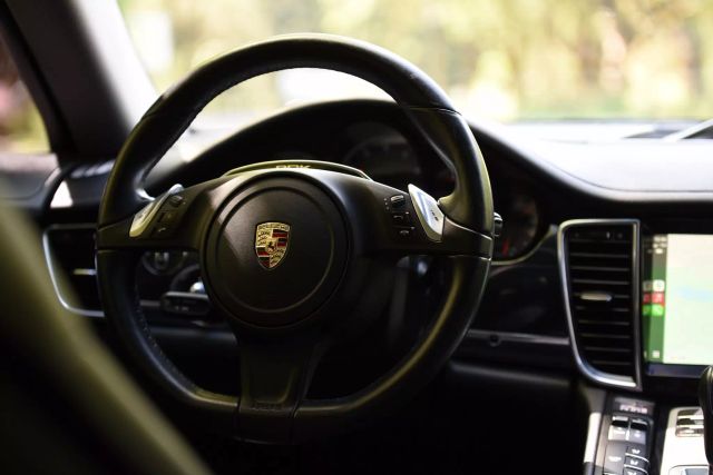 2015 Porsche Panamera - Image 18