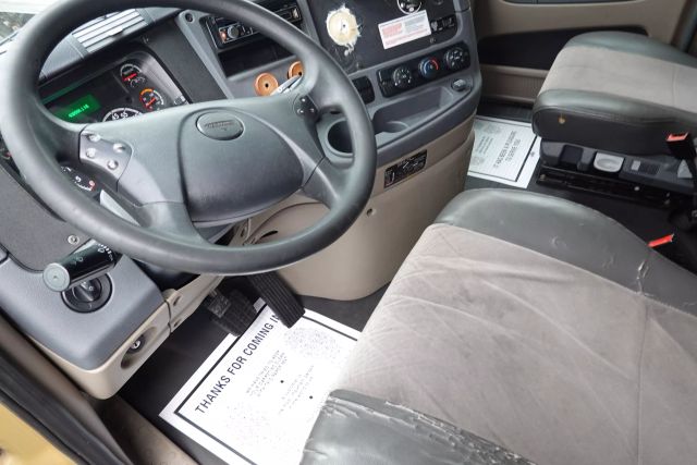 2017 Freightliner Cascadia - Image 3