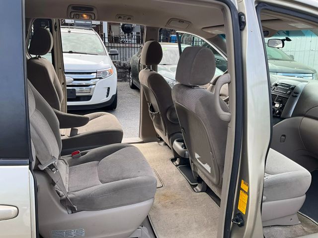 2006 Toyota Sienna - Image 13