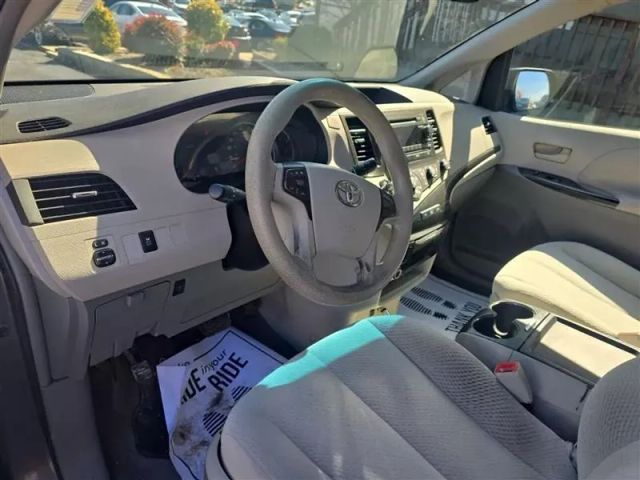 2011 Toyota Sienna - Image 11