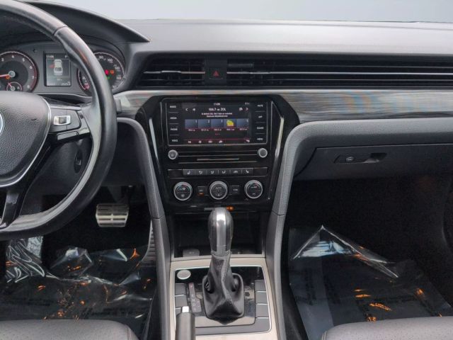 2020 Volkswagen Passat - Image 11