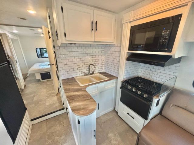 2019 Coachmen Freelander Premier - Image 16