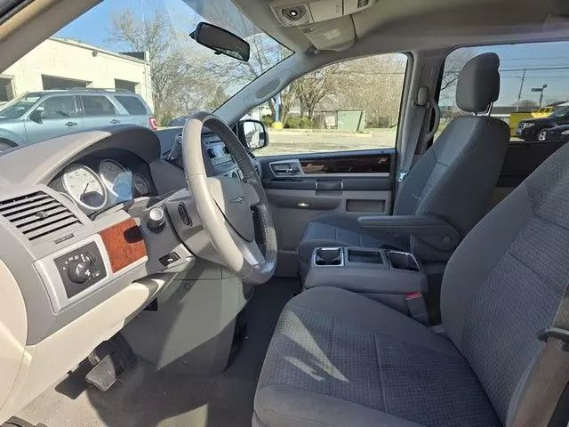 2010 Chrysler Town & Country - Image 8