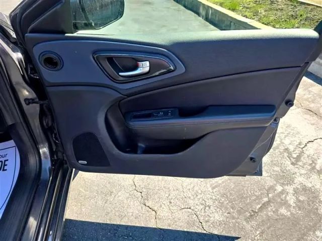 2015 Chrysler 200 - Image 14