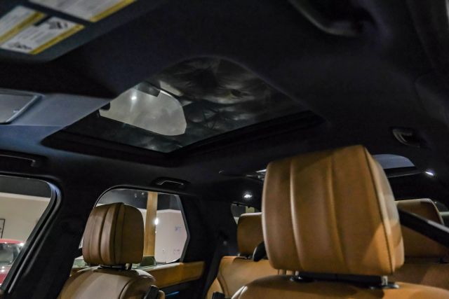 2019 Land Rover Discovery Hse Luxury Sport Utility 4d - Image 5