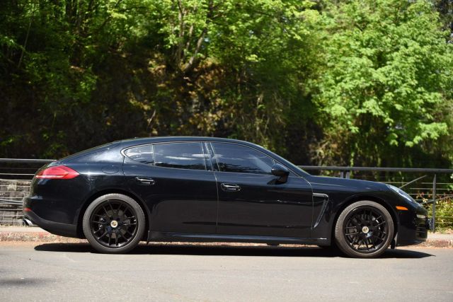 2015 Porsche Panamera - Image 16