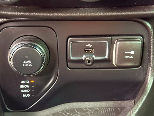 2016 Jeep Renegade - Image 23