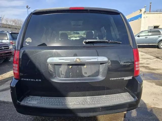 2010 Chrysler Town & Country - Image 2
