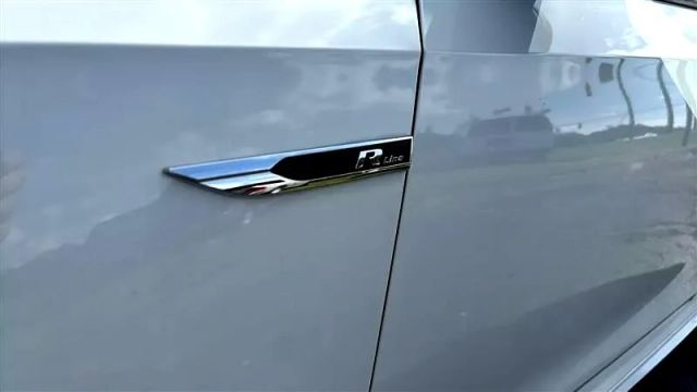 2018 Volkswagen Passat - Image 9
