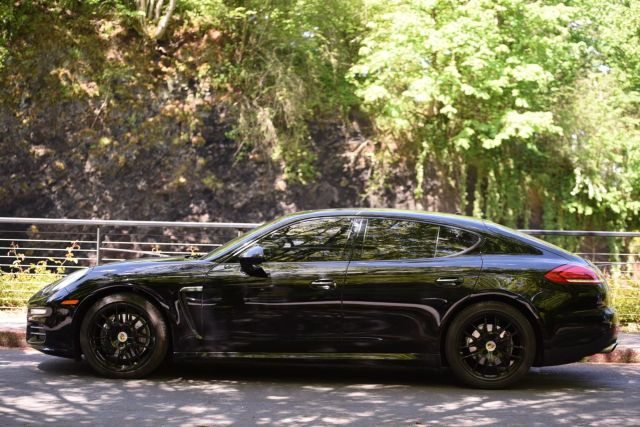 2015 Porsche Panamera - Image 2