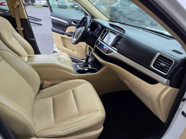 2016 Toyota Highlander Xle Sport Utility 4d - Image 12