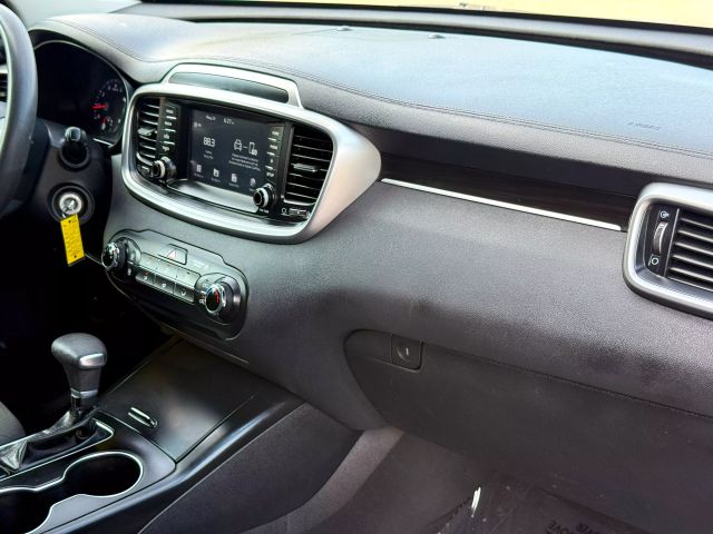 2019 Kia Sorento - Image 32