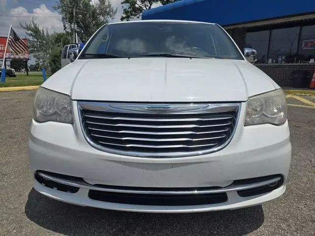 2014 Chrysler Town & Country - Image 2