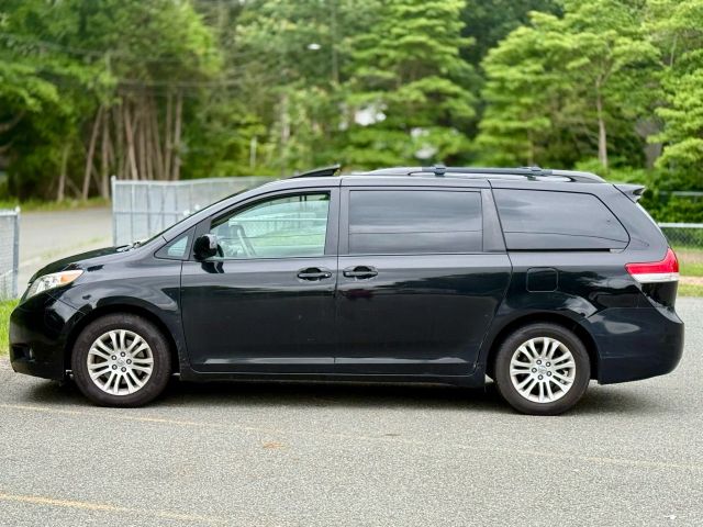 2013 Toyota Sienna Xle Minivan 4d - Image 8