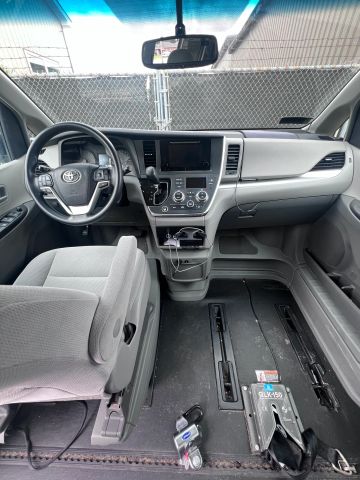2017 Toyota Sienna - Image 11
