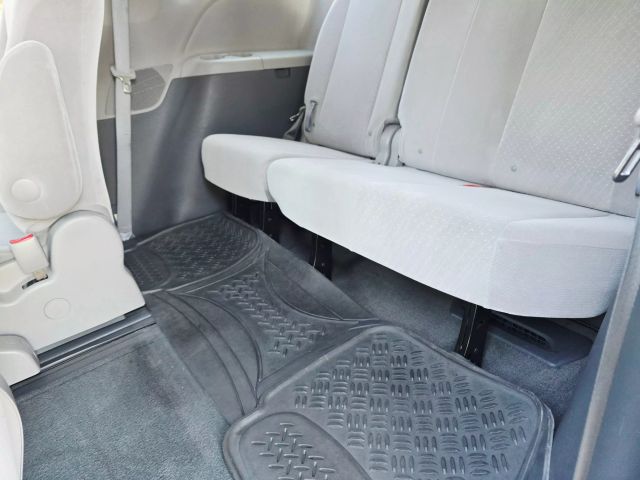 2017 Toyota Sienna - Image 35