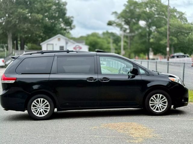 2013 Toyota Sienna Xle Minivan 4d - Image 4