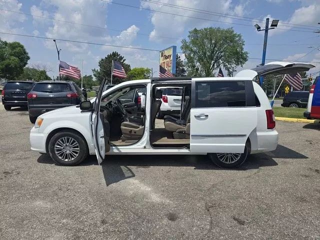 2014 Chrysler Town & Country - Image 10