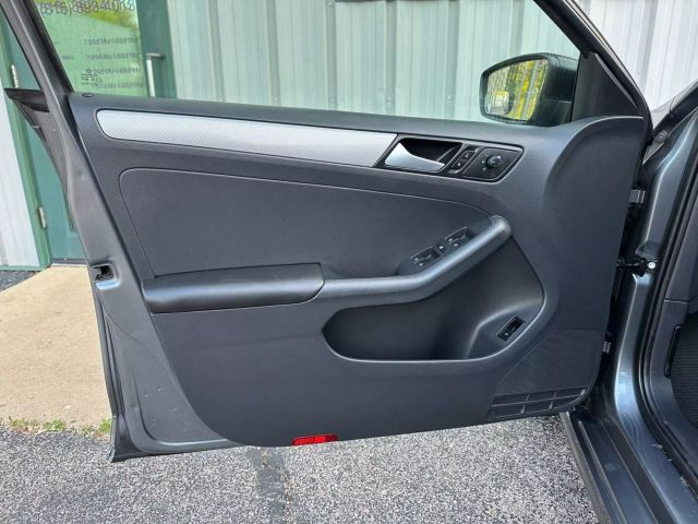 2015 Volkswagen Jetta - Image 13