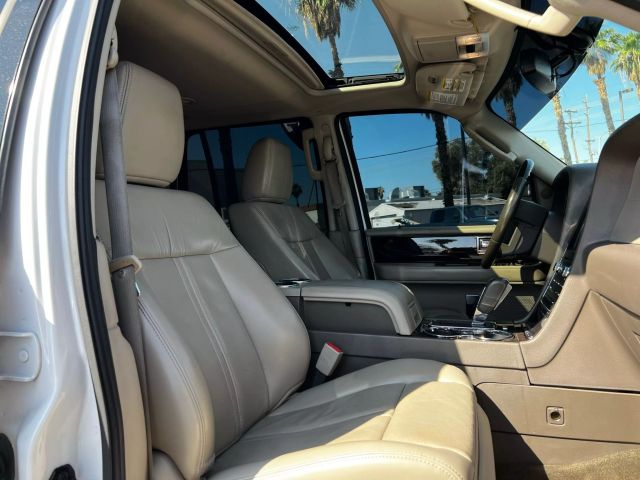 2017 Lincoln Navigator - Image 6