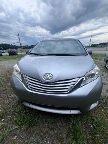 2017 Toyota Sienna - Image 2