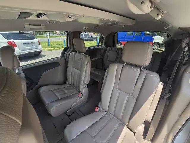 2014 Chrysler Town & Country - Image 15