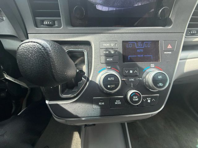 2015 Toyota Sienna - Image 23