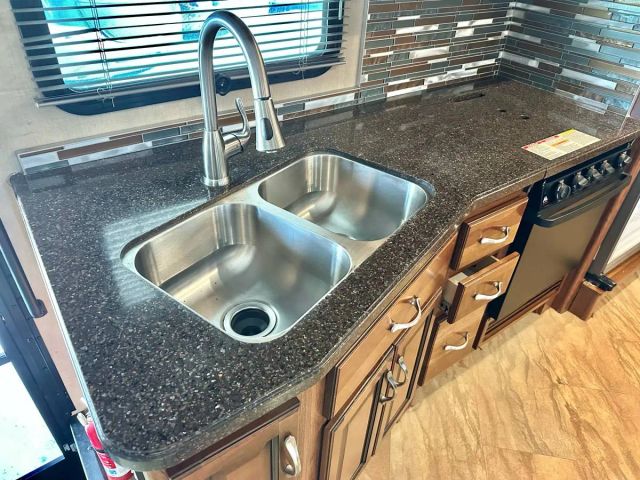 2017 Fleetwood Bounder - Image 8