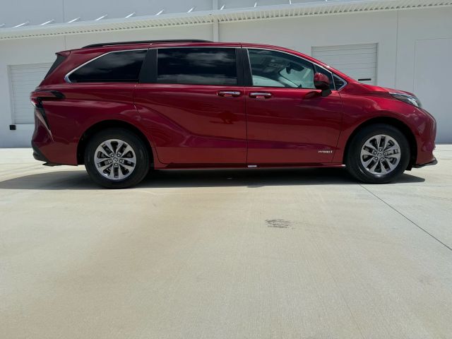 2021 Toyota Sienna - Image 6