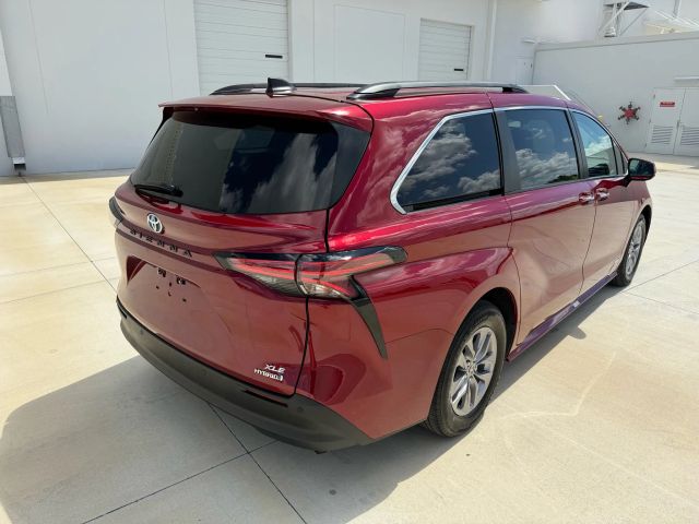 2021 Toyota Sienna - Image 16