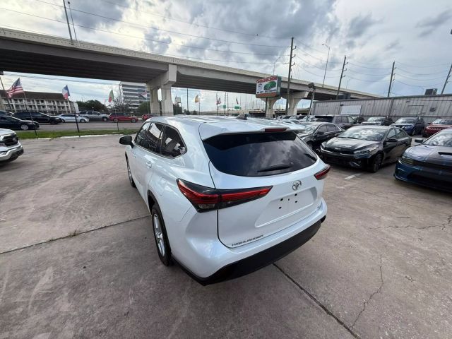 2022 Toyota Highlander - Image 12