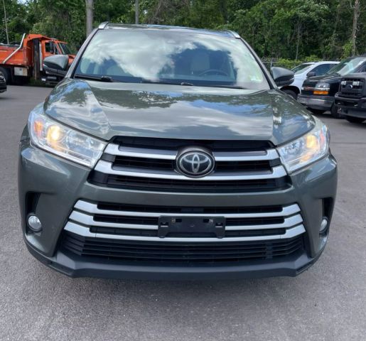 2017 Toyota Highlander Xle Sport Utility 4d - Image 2