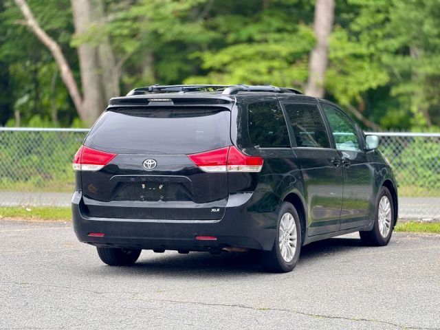 2013 Toyota Sienna Xle Minivan 4d - Image 5