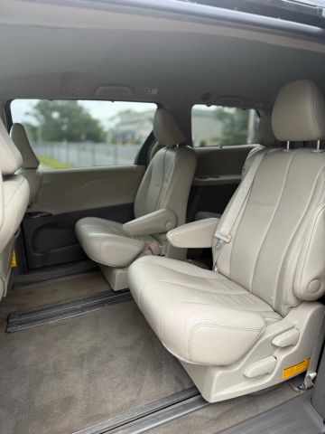 2013 Toyota Sienna Xle Minivan 4d - Image 10