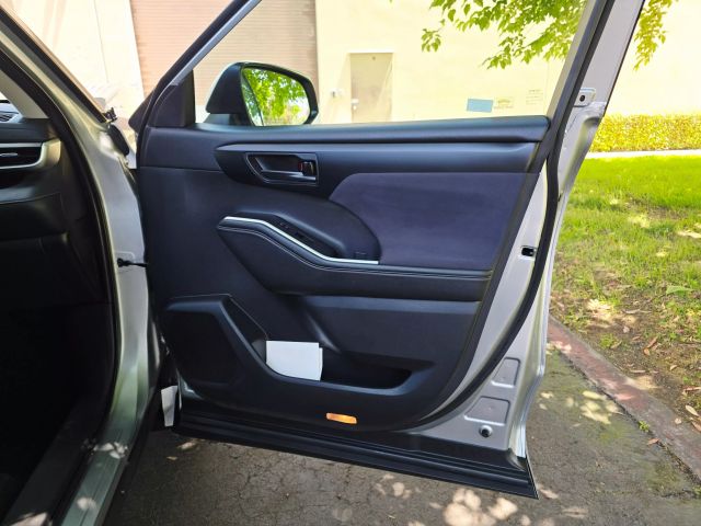 2020 Toyota Highlander - Image 26