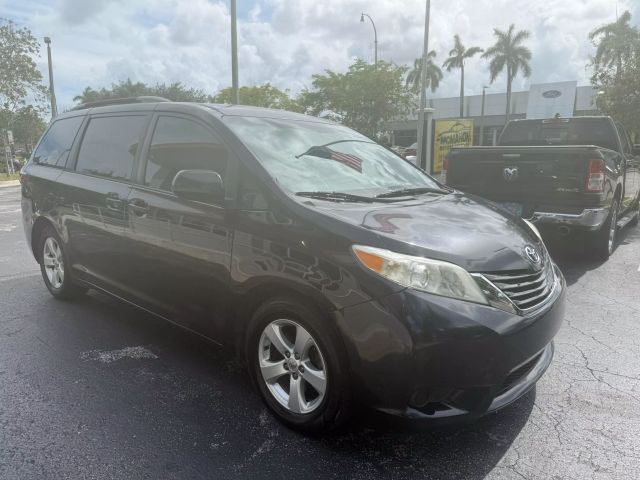 2015 Toyota Sienna - Image 2