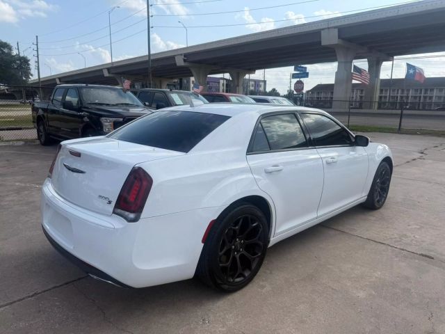 2019 Chrysler 300 - Image 7