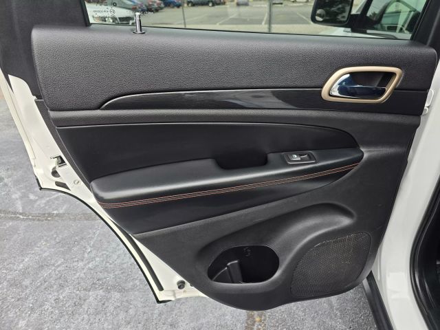 2017 Jeep Grand Cherokee - Image 21