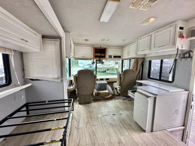 2000 Fleetwood Bounder - Image 7