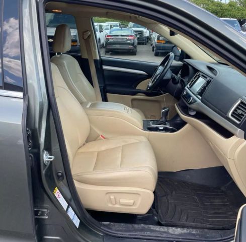 2017 Toyota Highlander Xle Sport Utility 4d - Image 13
