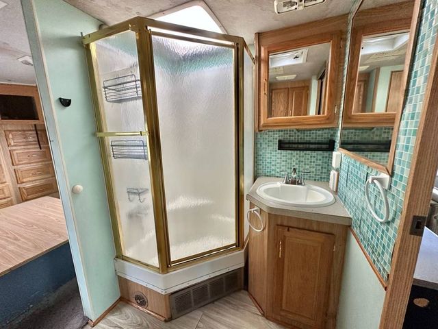 2000 Fleetwood Bounder - Image 10