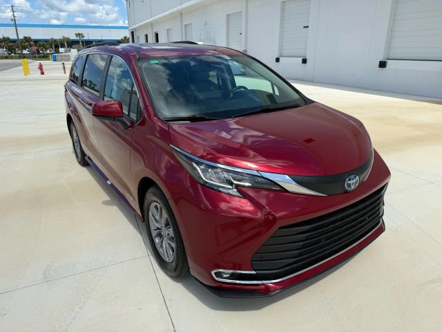 2021 Toyota Sienna - Image 3