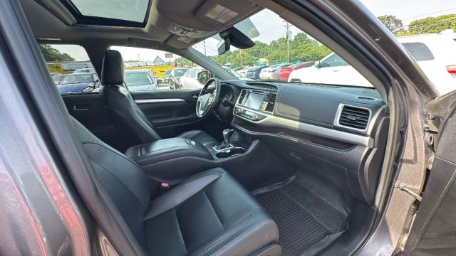 2019 Toyota Highlander - Image 12