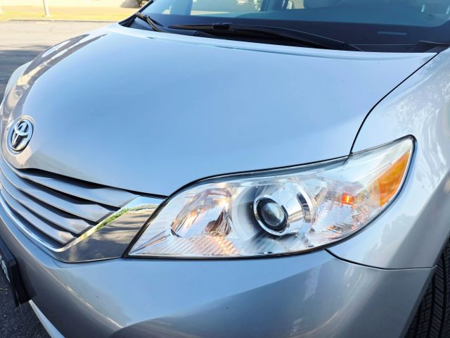 2017 Toyota Sienna - Image 11