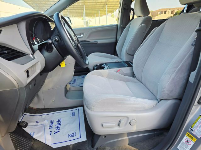 2017 Toyota Sienna - Image 14