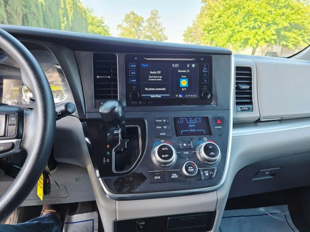 2017 Toyota Sienna - Image 18
