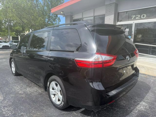 2015 Toyota Sienna - Image 4